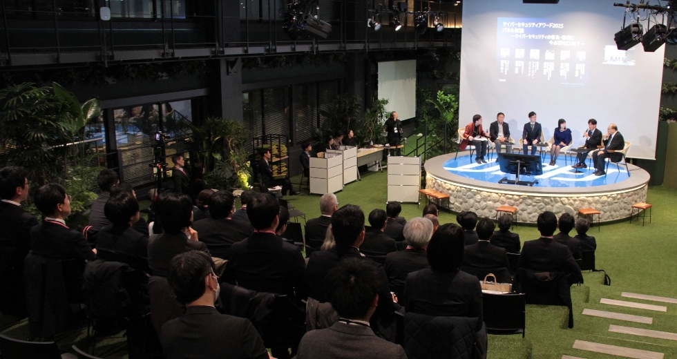会場となったDeloitte Tohmatsu Innovation Park 広報部システム課」にはトロフィーと賞金30万円が授与されました