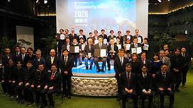 DPF デジタル政策フォーラム Cybersecurity Awards 2025 表彰式のステージで行われた集合写真。背景のスクリーンにはイベント名と日付が表示され、前列・中列・後列に参加者が並び、中列の人々は賞状のようなものを持っている。